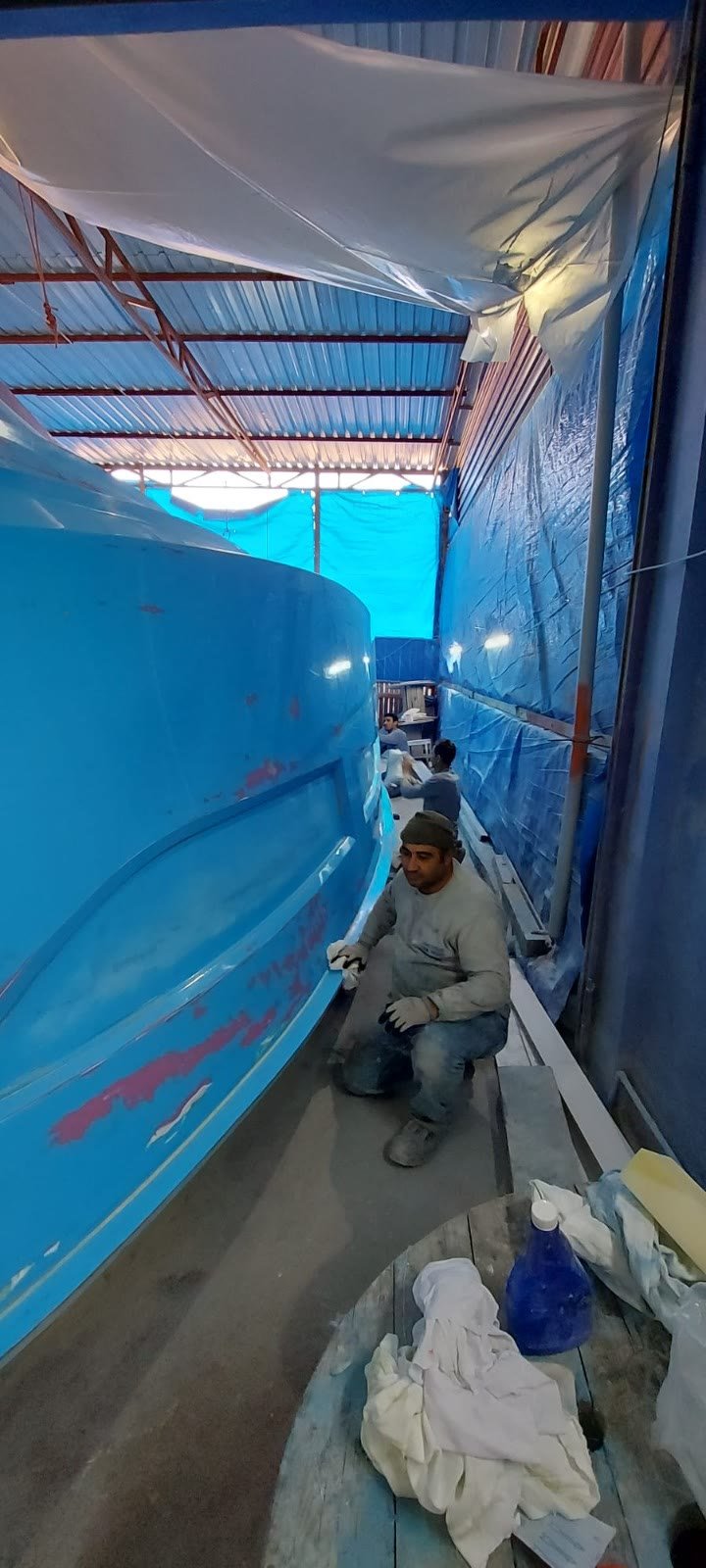 Mavi fiberglas kalıbın iç yüzeyi