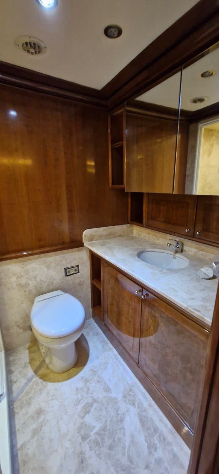 Maun kaplamalı banyo, mermer tezgah