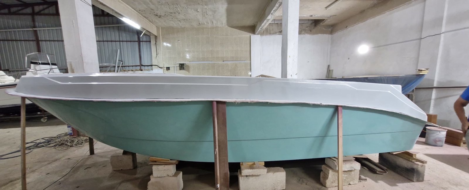Blue Boat Yachting atölyesinde yapım aşamasındaki 6 metrelik motor yatın gövdesi